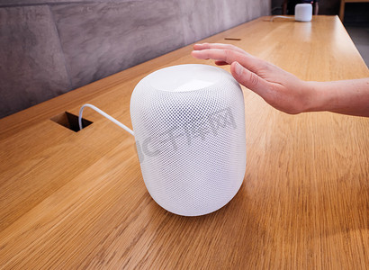 苹果 Homepod 苹果店的女性测试迟