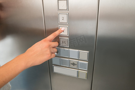 手压一楼按钮在电梯里