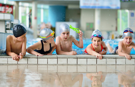 孩子们集体培训在游泳池