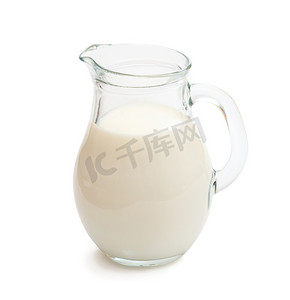 牛奶玻璃壶摄影照片_玻璃罐新鲜的牛奶 
