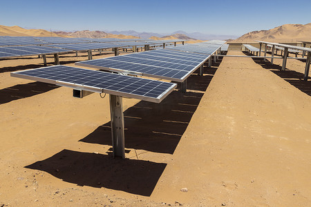 二氧化碳排放摄影照片_太阳能、清洁技术, 减少二氧化碳排放。最适合太阳能的地方是智利北部的阿塔卡马沙漠。利用太阳能用太阳等可再生资源生产清洁能源