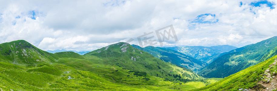 奥地利萨尔茨堡地区Zell am See附近著名的登山小径Pinzgauer spaziergang一带的阿尔卑斯山景观.