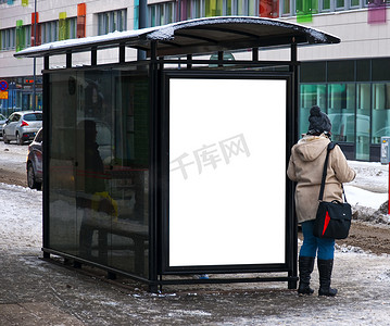 与你摄影照片_冬天的巴士站