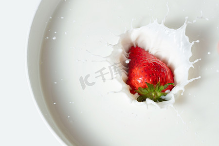 飞溅草莓奶摄影照片_牛奶