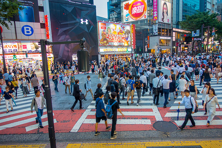 东京，日本 6 月 28-2017年： 不明的行人在日本东京的涩谷街头。著名的争夺人行横道是每天使用超过 250 万人