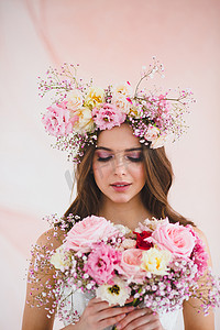 美丽新娘头戴花环、新娘花束的画像