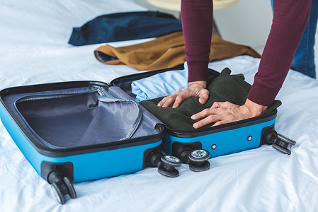 人包装衣物被裁剪的看法到旅行袋子里 