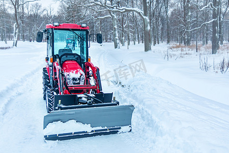 在除雪前,一辆没有司机的拖拉机停在冬季公园里