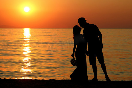 在希腊海滨的日落时分，一对快乐的恋人的肖像