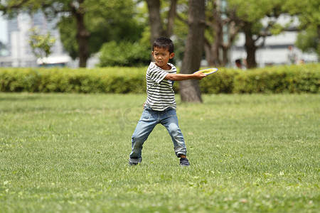 日本男孩玩飞盘 （小学一年级小学)