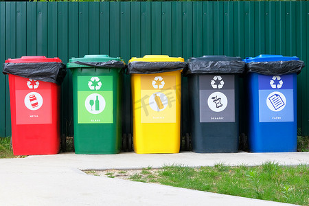 分开收集垃圾。废物回收概念。金属、玻璃、纸、有机物、塑料进一步处理垃圾的容器.