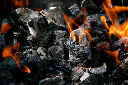 火与火摄影照片_木炭与火