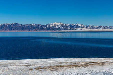 新疆彩棉摄影照片_ 中国新疆伊犁雪山背景冰冻赛里木湖湖