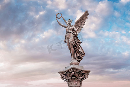 这座雕像的缪斯女神或鲁道夫音乐厅建筑在布拉格附近的天使.