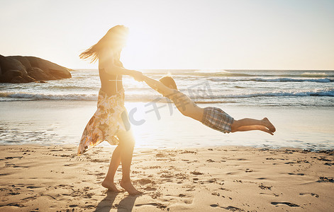 让我们开始玩吧一个年轻的女人和她的儿子在海滩上度过了一天