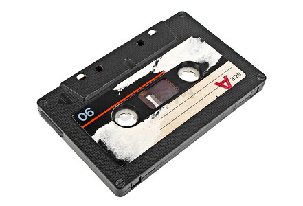老式的录音磁带盒式白色后背上孤立的特写