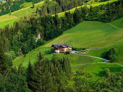 夏天,奥地利一座高山度假胜地的青山.小村庄，宾馆和小木屋，都是五颜六色的。屋顶上漂亮的梯田和太阳能板。文明与纯洁自然的接近。Grossarl.