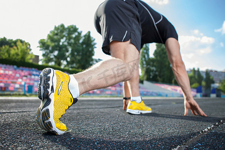 male摄影照片_Young male runner at starting line before race