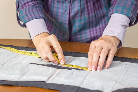 裁缝测量裁缝模式在桌子上