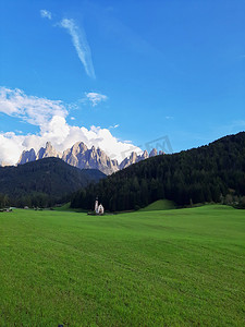 山山摄影照片_意大利多洛美斯的奥德山山峰和圣玛达莲娜教堂