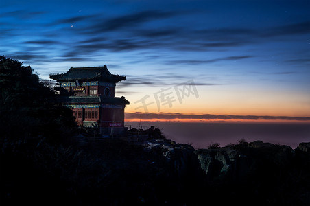 2月2月摄影照片_寺庙和日落的泰山，中国峰会