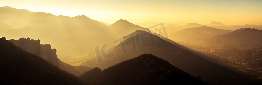 一元预购摄影照片_全景风景优美的山地和丘陵的剪影在一元观