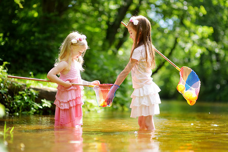 可爱的小姐妹在河里玩  
