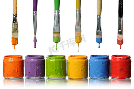 油漆滴摄影照片_油漆刷把各种颜色的油漆滴入容器