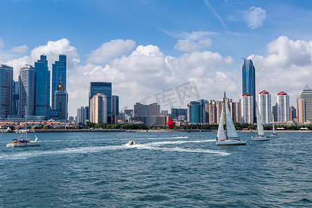 青岛美丽的海岸线和高耸的建筑风格