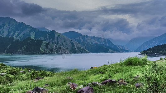 夏天的天池和远处的博格达峰