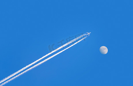 蓝蓝的天空，月亮的喷气式飞机