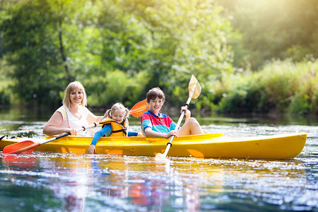 外出野营摄影照片_独木舟上的孩子。独木舟上的孩子。夏季野营.