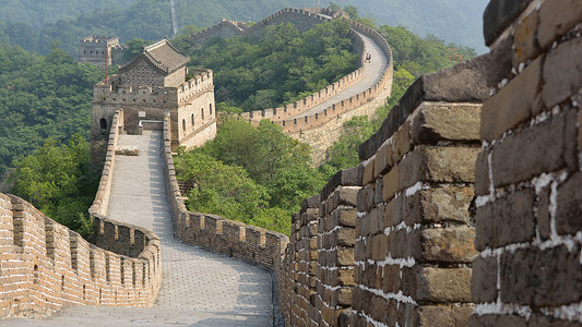 长城的小路蜿蜒曲折地穿过高山,穿过几个岗哨. Mutianyu Section, Beijing, China.