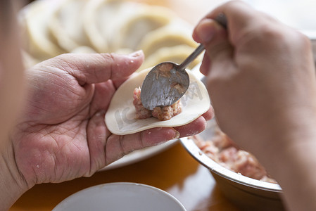 厨师在做饺子