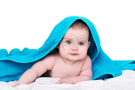 宝贝女孩或男孩用毛巾在头上，洗完澡后的上 wh 孤立