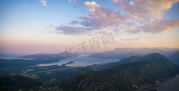 山山摄影照片_日落在 kotor 海湾在黑山山全景