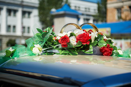 婚车装饰着红色的花朵