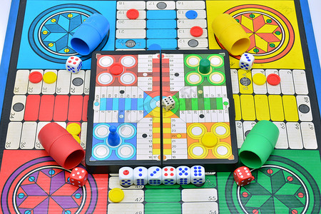 帕切西游戏与棋盘，彩色芯片和游戏骰子