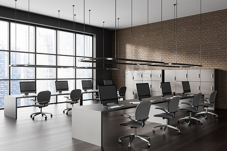 现代开放空间办公室的角落，有灰色和棕色的砖墙，深色的木制地板，一排有灰色椅子和米色橱柜的电脑桌。全景窗与城市景观。3d渲染