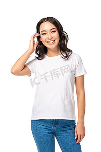 t恤t摄影照片_漂亮的亚洲女孩在 t恤触摸头发查出在白色