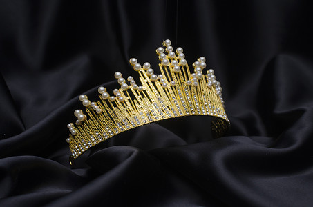 金冠，镶嵌珍珠和钻石，用黑丝隔开