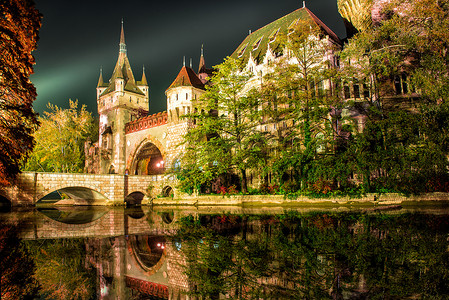 沃伊达奇城堡在晚上与湖在布达佩斯，匈牙利