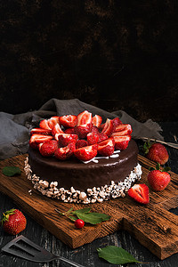 草莓巧克力蛋糕。深色食品摄影。质朴风格, 选择性聚焦