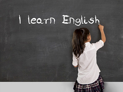 英语logo摄影照片_写我学英语，用粉笔在黑板上学校的女生