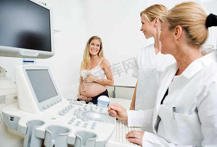 妇科医生看怀孕的女人
