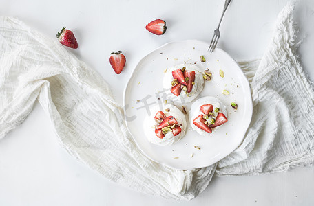 酥皮月饼摄影照片_小草莓和阿月浑子 pavlova 蛋白酥皮月饼 