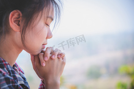 年轻女子用手祈祷,祈祷概念为信仰,斯皮里