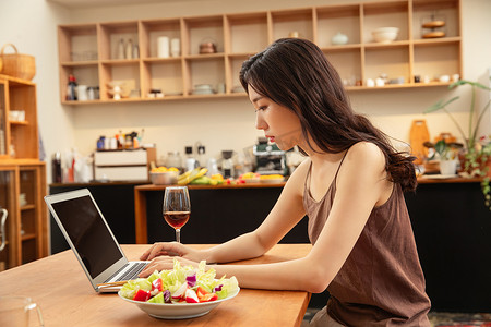 轻食沙拉图片摄影照片_青年女人居家办公