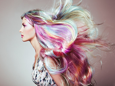 beauté mode modèle fille avec les cheveux teints coloré