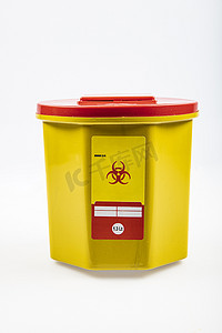 医疗废物垃圾箱：1.3升。白色背景下分离的黄色医疗污染医疗废物容器.
